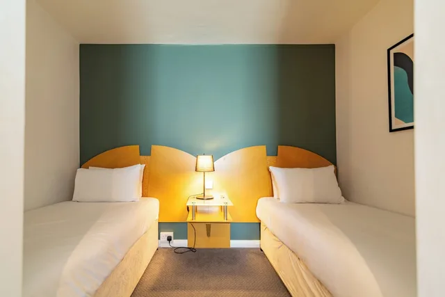 غرفة قياسية بسريرين منفصلين وسرير كينج، HOLIDAY INN ASHFORD NORTH 8/13