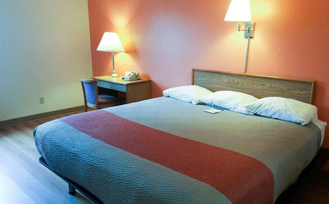 غرفة بسرير كينج لغير المدخنين، Motel6 Saukville, WI 5/10