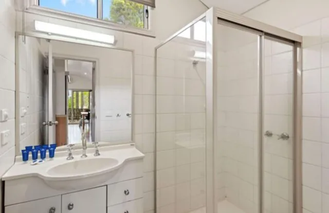 2 Bedrooms, Superior, Cabin, 1 Queen and 2 Bunk Beds, Pool Side، Discovery Parks - Lake Hume, Victoria 2/3