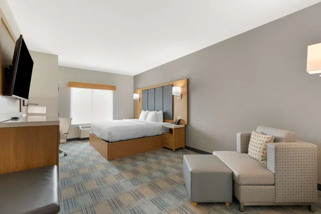 غرفة بسرير كينج بحوض استحمام لذوي الإعاقة، La Quinta Inn & Suites by Wyndham Coralville Iowa City 3/4