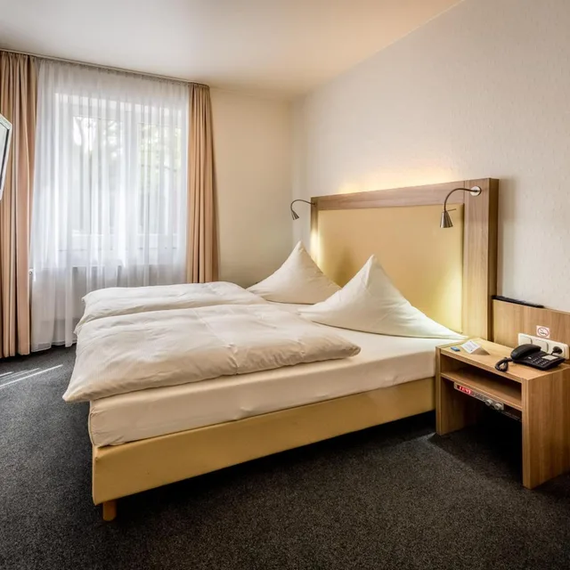 جناح جونيور، Hotel Lousberg 1/4