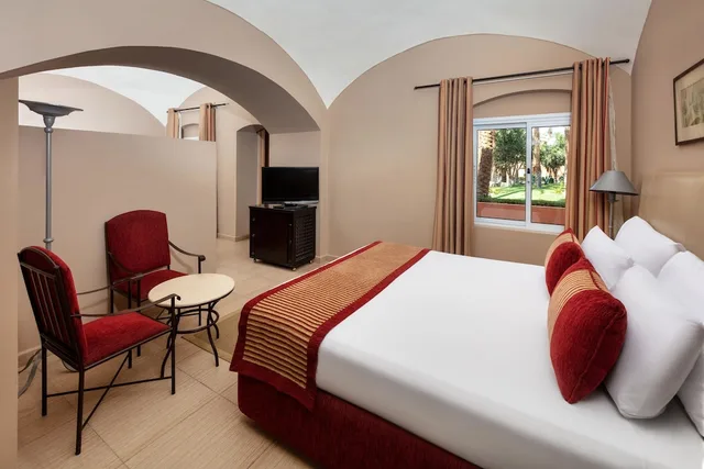 جناح جونيور بسرير كوين بإطلالة على الحديقة، JAZ Makadi Oasis Resort 1/6