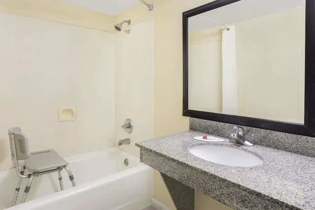 غرفة بسرير كينج للمدخنين لذوي الإعاقة، Super 8 by Wyndham Decatur/Lithonia/Atl Area 2/2
