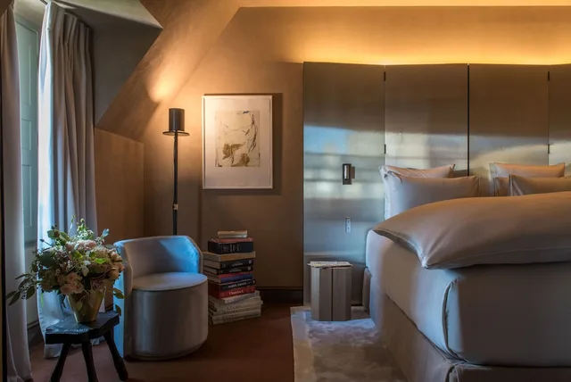 Junior Suite, King Bed, Garden View, Living Area, Pool Access، Cour des Vosges 3/4