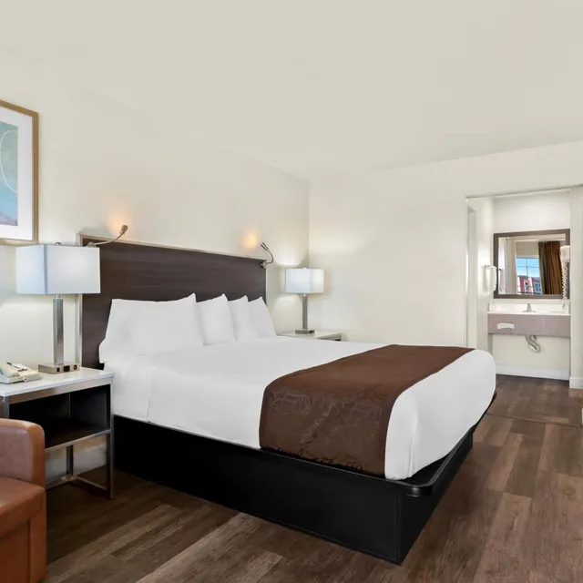 غرفة قياسية بسرير كينج، Americas Best Value Inn Suites Flagstaff 1/9