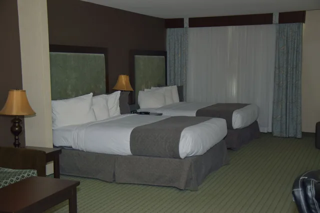 Coast, Premium, 2 Queen Beds, Sofa، Coast Lethbridge Hotel and Conference Centre 4/10