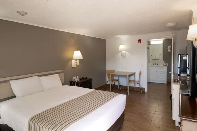 Upgrade, Efficiency, Queen Bed, Accessible، Suburban Studios Mentor - Cleveland Northeast 1/3