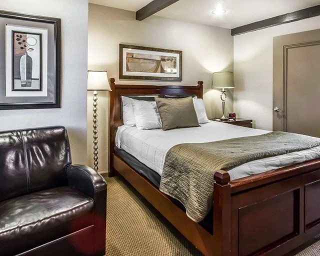 غرفة بسرير كوين لذوي الإعاقة، Rodeway Inn and Suites Downtowner Rte 66 2/2