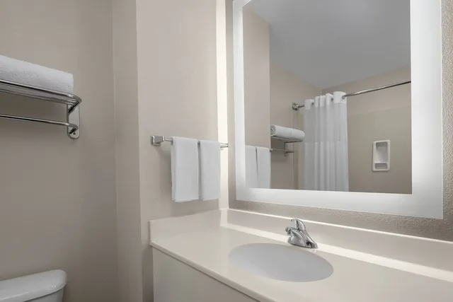 جناح غراند بسريرين كوين بشرفة، Larkspur Landing Folsom - An All-Suite Hotel 2/2