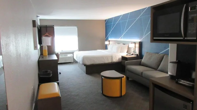 غرفة تنفيذية بسرير كينج، Comfort Inn & Suites Grand Forks near Alerus Center 1/6