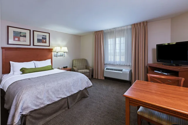 جناح استوديو بسرير كوين، Candlewood Suites Owasso 1/2
