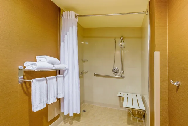 غرفة بسريرين كوين في طابق مرتفع، Holiday Inn Torrance 4/4