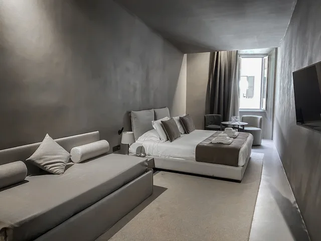 غرفة بريميوم ثلاثية بسرير كوين وسرير فردي، Elysium Suites Collection 2/8