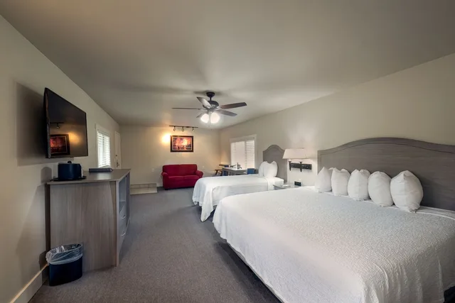 غرفة قياسية بسريرين كوين يُسمح فيها بالحيوانات الأليفة، Flying Saddle Resort 1/3