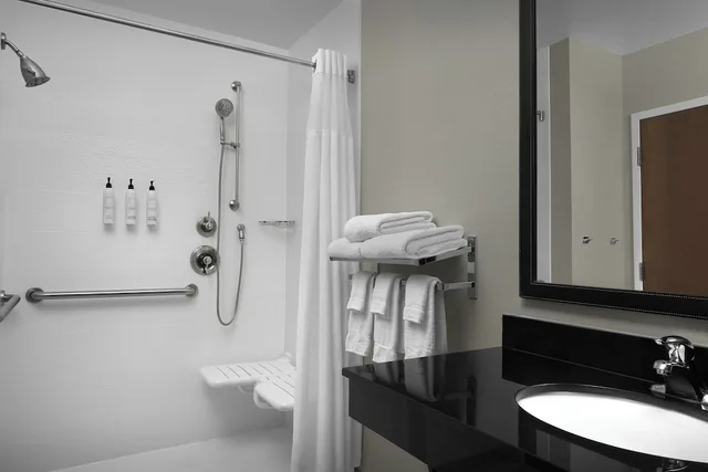 غرفة بسرير كينج لذوي الإعاقة، Fairfield Inn Suites Fayetteville North 3/6