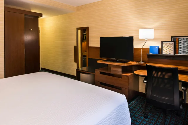 غرفة بسرير كينج، Fairfield Inn Suites Utica 1/3