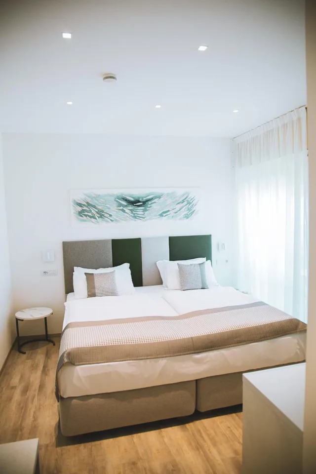 جناح بشرفة، Hotel Bristol 2/7