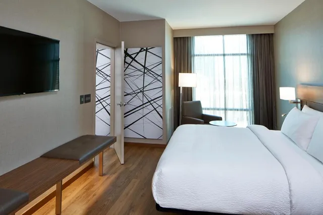 جناح تنفيذي بسرير كينج بغرفة نوم واحدة، AC Hotel Atlanta Buckhead at Phipps Plaza 2/3