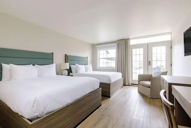 غرفة بسرير كينج وسريرين كوين بشرفة في طابق مرتفع، Balcomo, a Ramada by Wyndham 1/6
