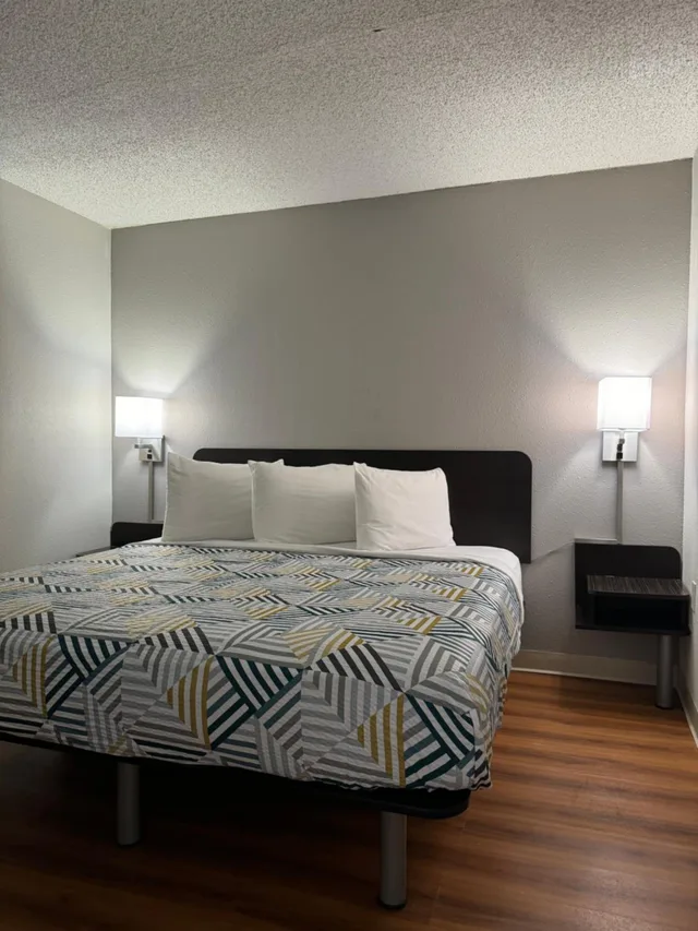 1 Queen Bed - Mobil Access Tub Nsmk Micfridg، Motel6 Butte, MT - Historic City Center 4/10