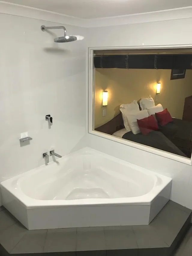 Superior, King Bed, Colonial Motel 2/3