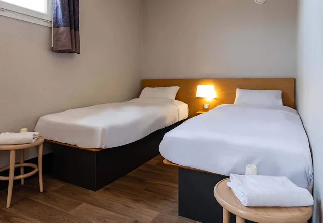 غرفة قياسية رباعية بسرير مزدوج وسريرين منفصلين، B&B Hotel Grenoble Centre Alpexpo 3/7