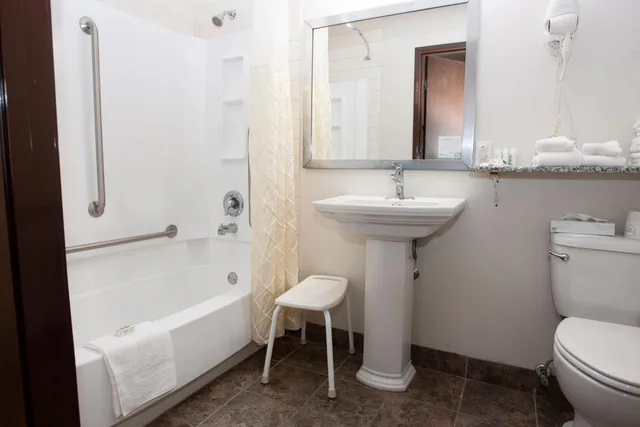 غرفة بسريرين كوين بحوض استحمام لذوي الإعاقة، La Quinta Inn Suites Salina 2/3