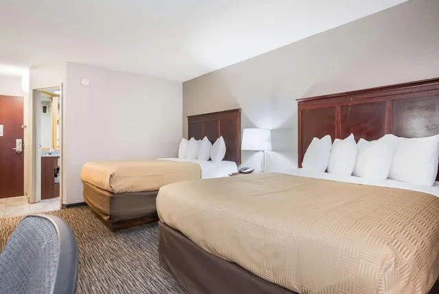 غرفة بسريرين كوين، Clarion Inn and Suites Grand Rapids Airport 4/7