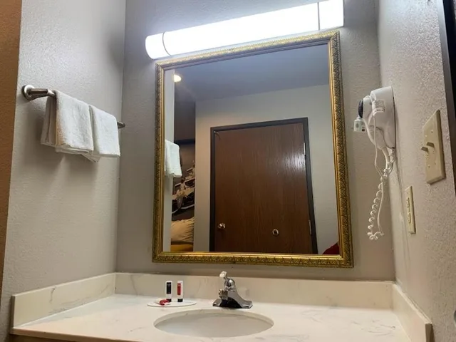 غرفة بسرير كينج لذوي الإعاقة، Super 8 By Wyndham Frankfort In 7/8