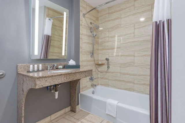 غرفة بسريرين كوين لذوي الإعاقة، La Quinta Inn & Suites by Wyndham Allen at The Village 8/9