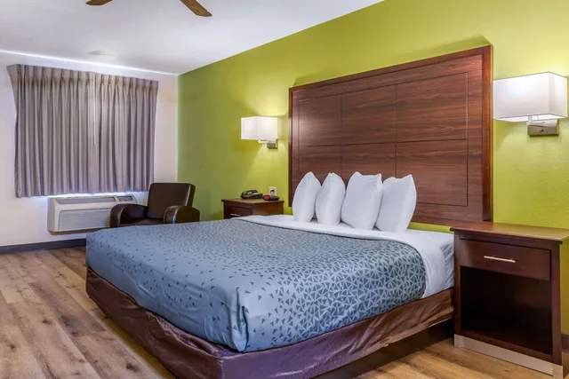 غرفة قياسية بسرير كينج، Econo Lodge West Coors Blvd 3/10