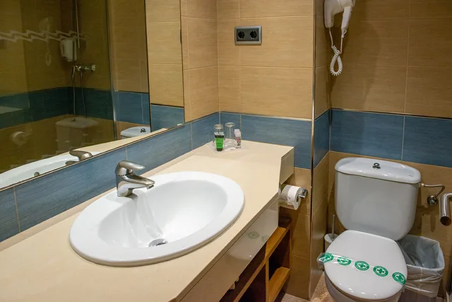 غرفة بريميوم بسرير مزدوج أو سريرين منفصلين، Caprici Beach Hotel & Spa 4/4