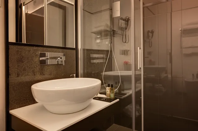 غرفة ثلاثية بسرير مزدوج وسرير فردي، Dharma Luxury Hotel & Spa 7/8