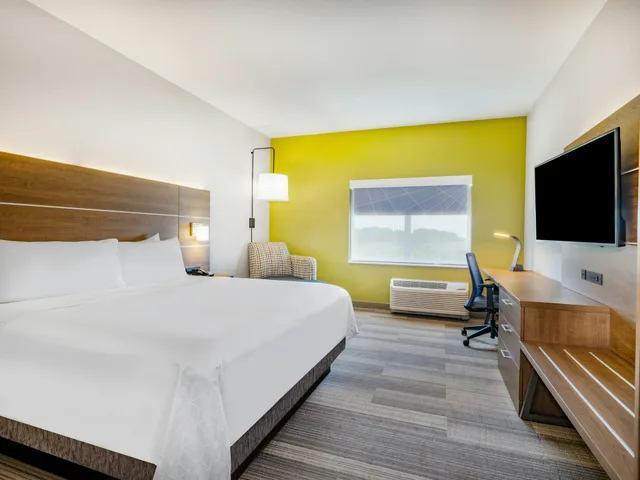 غرفة بسرير كينج لذوي الإعاقة، Holiday Inn Express & Suites Ruskin - Sun City 2/6
