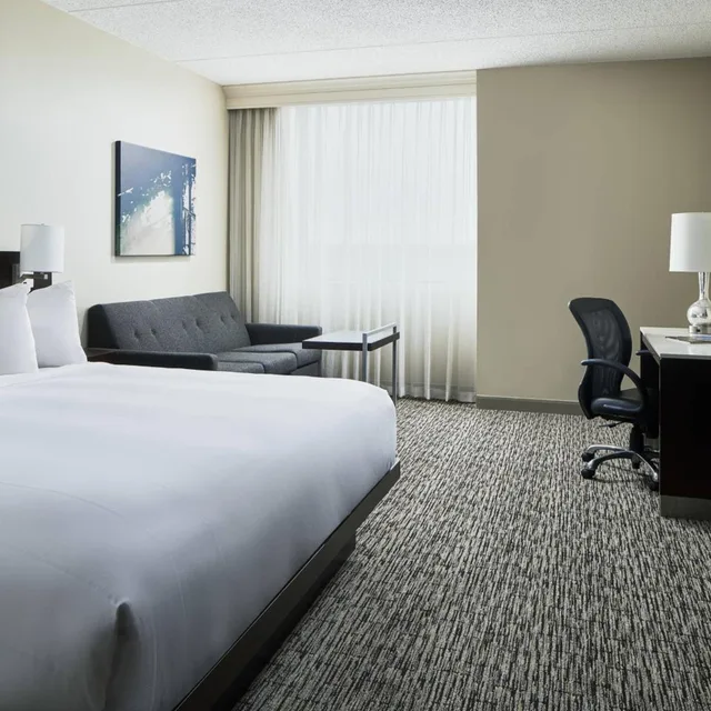 غرفة بسرير كينج مع أريكة بحوض استحمام لذوي الإعاقة، Cleveland Marriott East 3/7