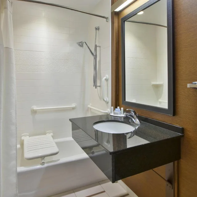 غرفة بسريرين كوين بحوض استحمام لذوي الإعاقة، Fairfield Inn Suites Milwaukee Downtown 3/4