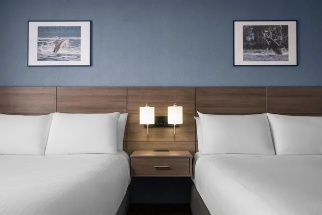 غرفة بسريرين مزدوجين بإطلالة على البحر بشرفة، Anchor Inn And Suites 2/3