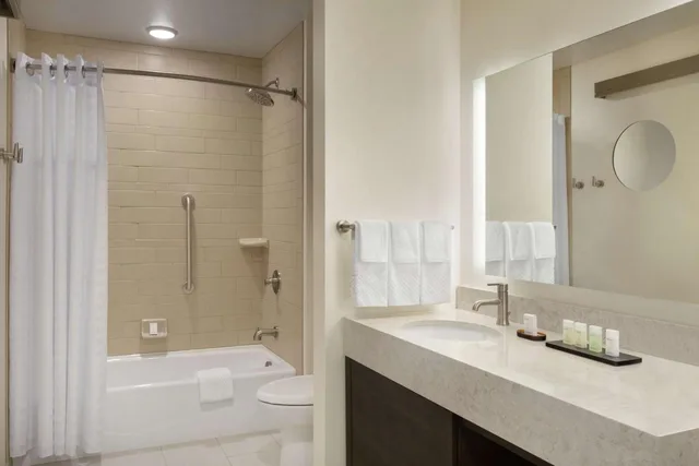 جناح بسريرين كوين بغرفتين مع أريكة لذوي الإعاقة، Embassy Suites by Hilton Syracuse Destiny USA 2/8