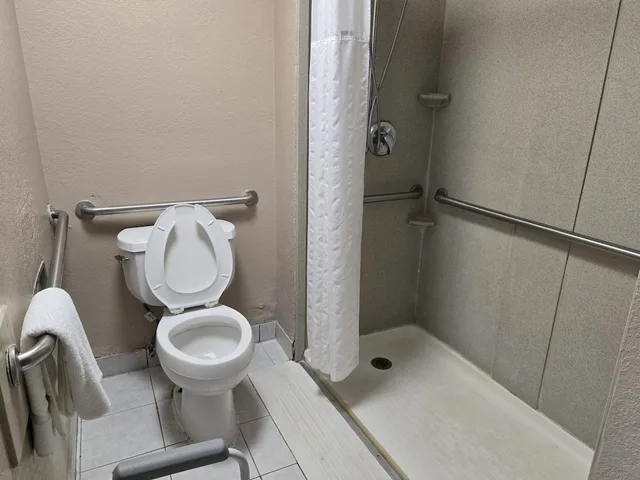 غرفة قياسية بسريرين مزدوجين لذوي الإعاقة، Super 8 Fort Myers Hotel 2/2