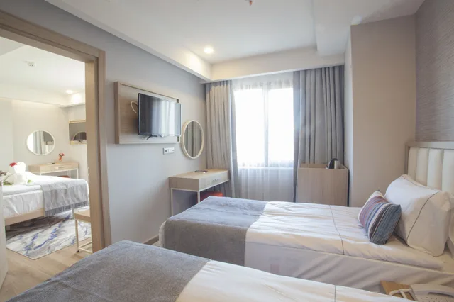 غرفة متصلة ديلوكس بسرير مزدوج وسريرين منفصلين بإطلالة على المدينة بغرفتي نوم، Old Town Point Hotel & Spa Antalya 1/9