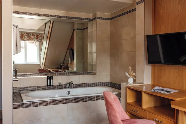 Junior Suite, King Bed, The Fairlawns Hotel And Spa 5/6