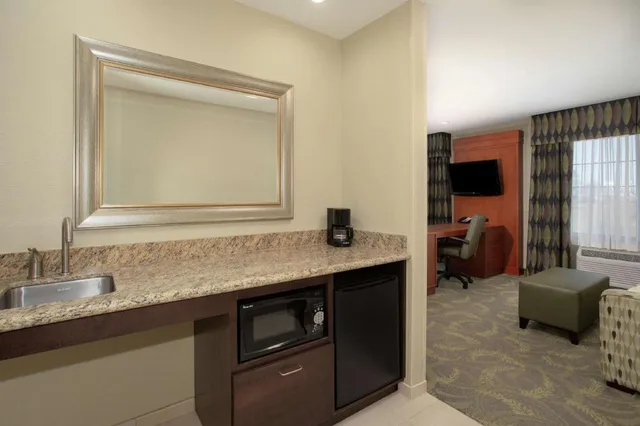 استوديو بسرير كينج بإطلالة على النهر مع أريكة لذوي الإعاقة، HAMPTON INN AND SUITES ASTORIA 5/5