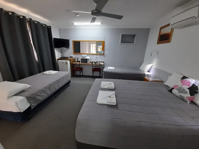 Family, Double and Twin Beds, CIVIC MOTEL GRAFTON 1/2
