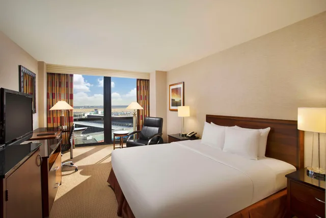 غرفة بسرير مزدوج بإطلالة، Hilton Chicago OHare Airport 2/7