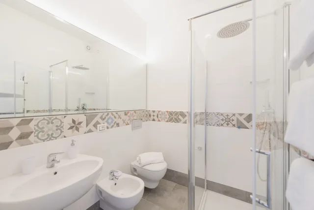 غرفة بسريرين منفصلين بإطلالة على البحر، Hotel Villa Sirena 8/10