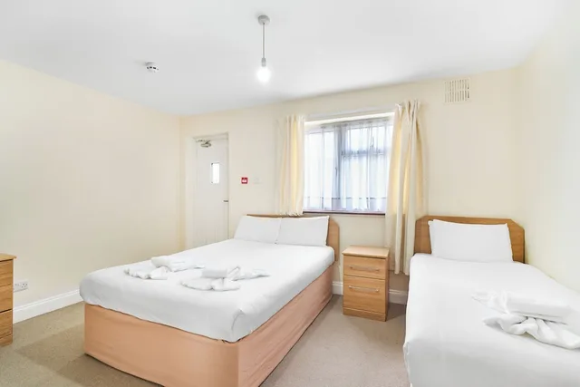 غرفة ثلاثية بسرير مزدوج وسرير فردي، Woodlands Lodge Ilford 1/10