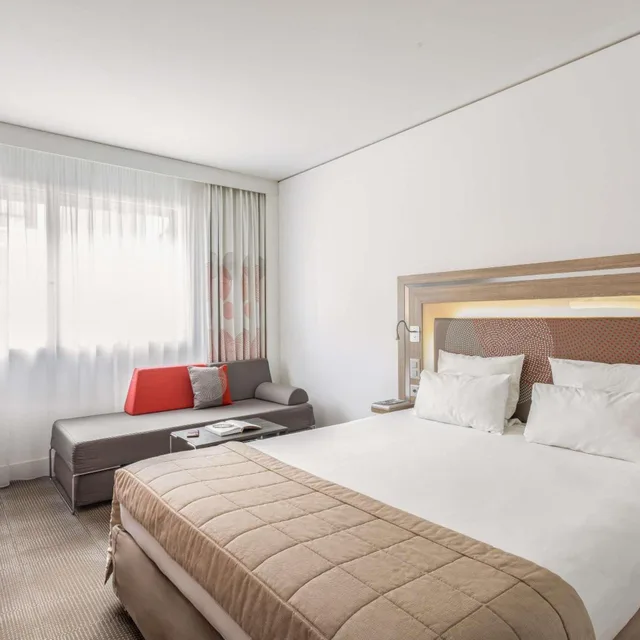 غرفة سوبيريور بسرير كوين مع أريكة، Novotel Lugano Paradiso 1/10
