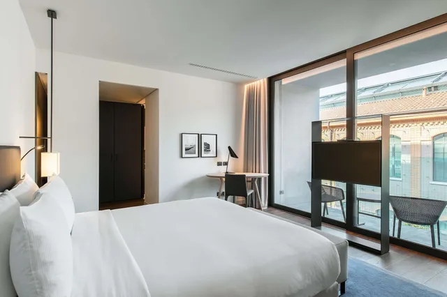 غرفة ديلوكس بسرير كينج بشرفة، Hilton Lake Como 2/8