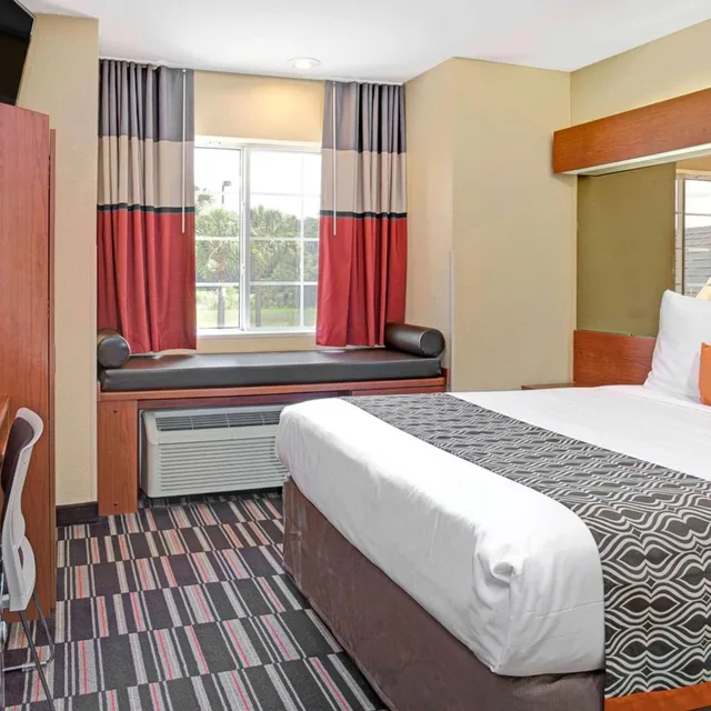 جناح استوديو ديلوكس بسرير كوين مع أريكة، Microtel Inn & Suites By Wyndham Bushnell 1/3
