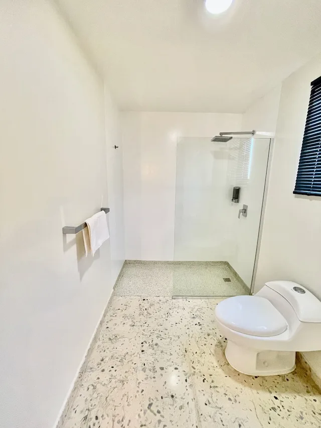 جناح بسرير كينج بإطلالة على البحر بشرفة مع أريكة، The Vistalmar Ocean View Apartments 2/4